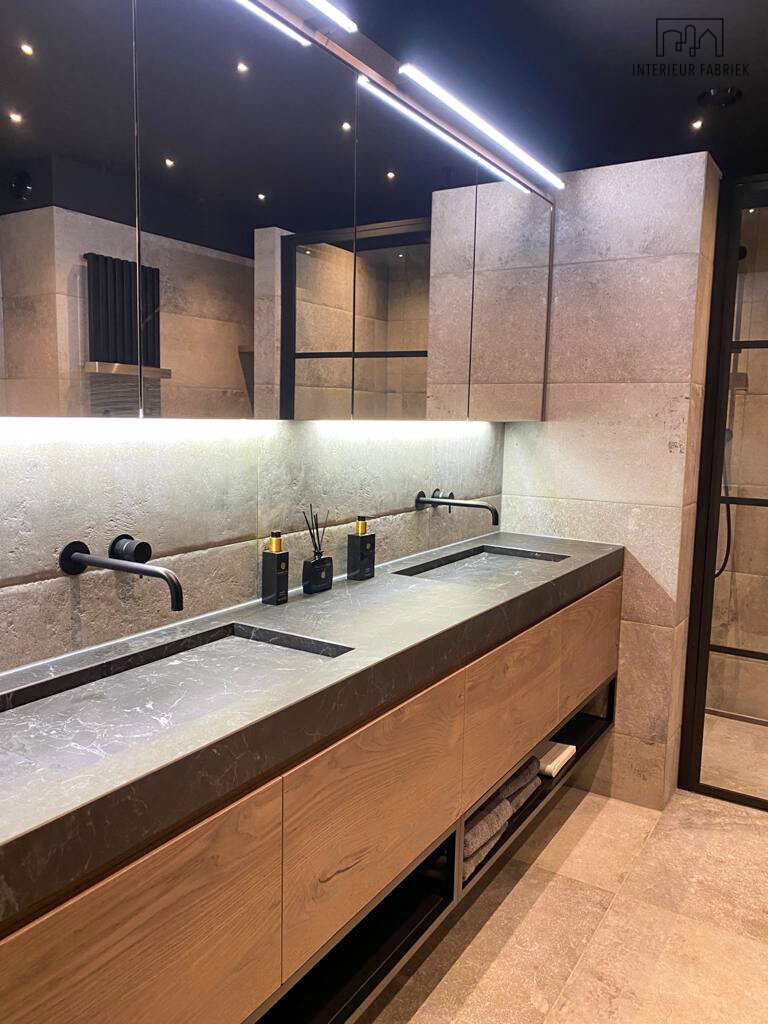 Zwarte kranen Woerden, Interieurontwerp Woerden, Interieuradvies Woerden, Badkamer Woerden, Badkamerontwerp Woerden, Zwart toilet Woerden, Toilet Woerden, Ronde spiegels Woerden, Vrijstaand Bad