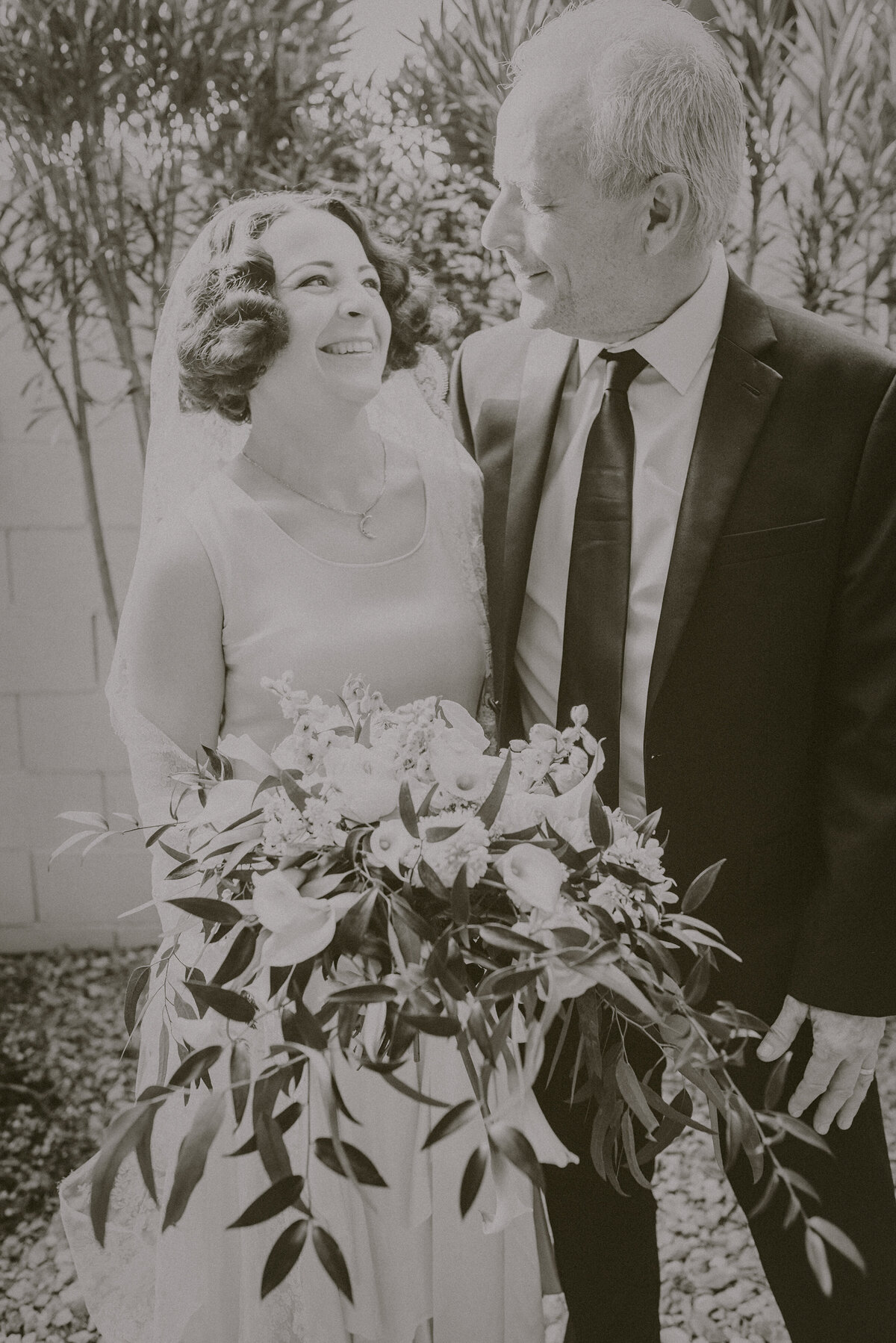 family-portraits-Arizona-Wedding-Photographer-Iowa_wedding_photographer-Bakyard-wedding-vintage-bride-Alaynna-Ann_Schwartz-Playlife-15