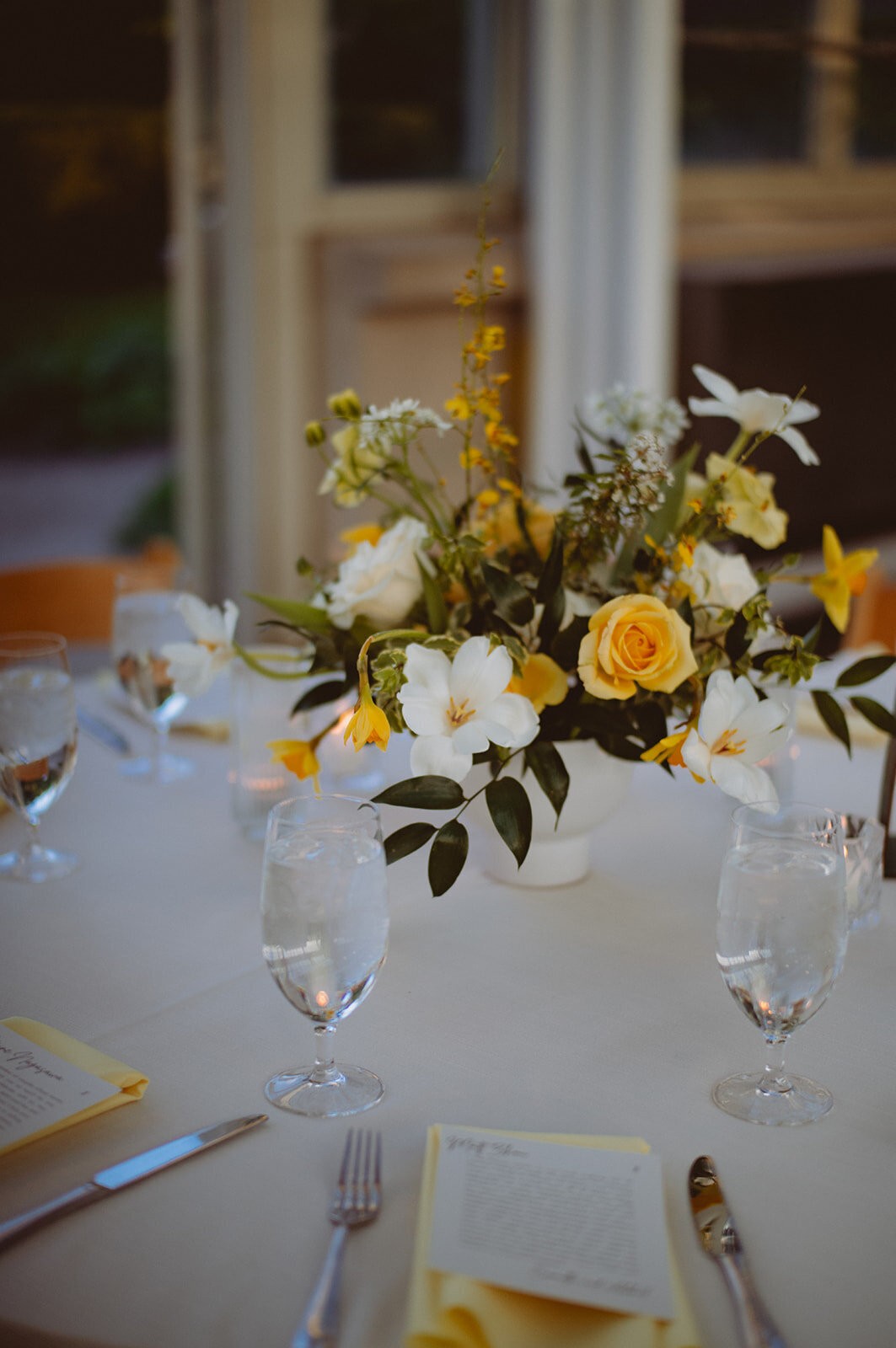 wedding round table flower arrangement