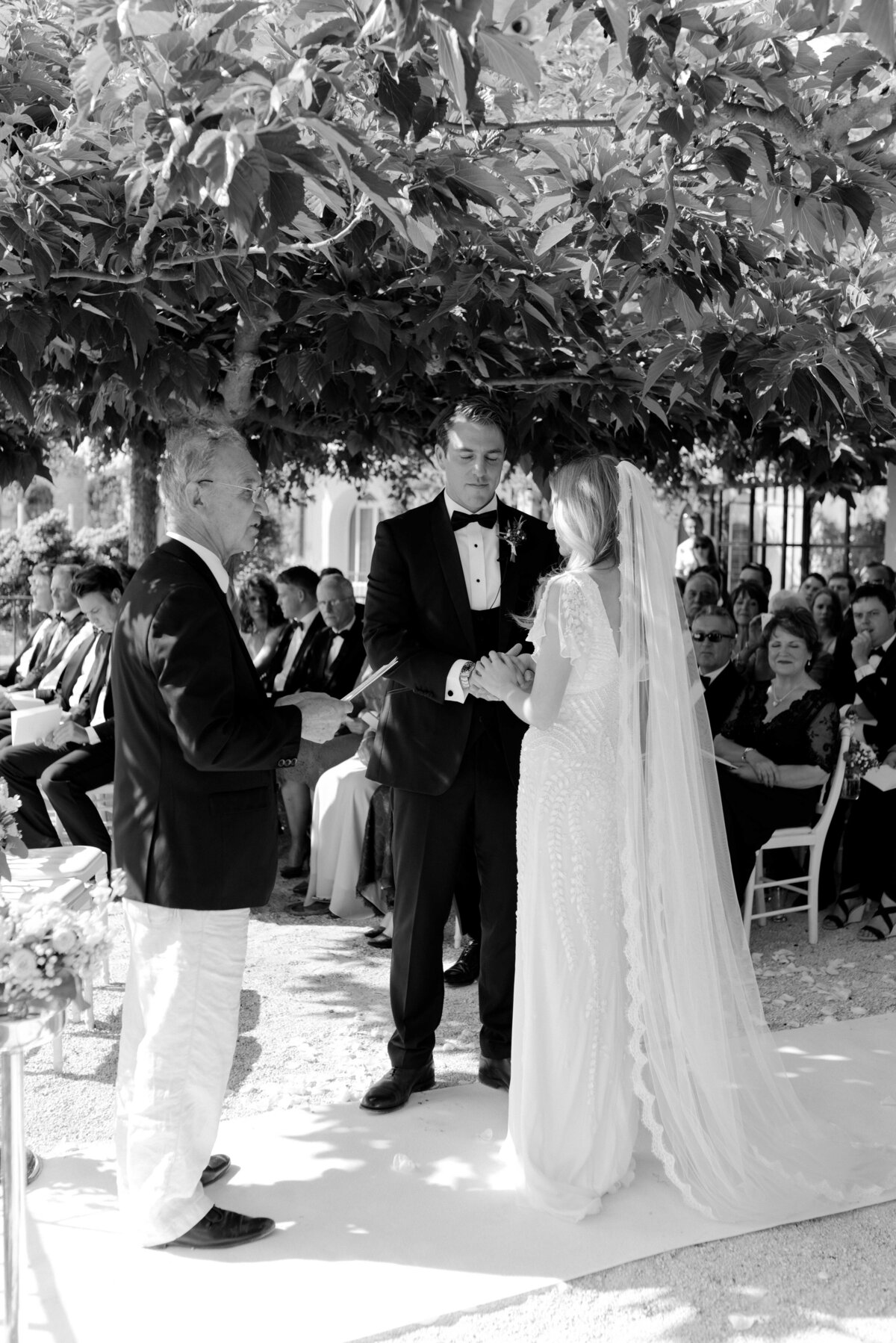 Flora_And_Grace_Bastide_De_Gordes_Editorial_Wedding_Photographer-151