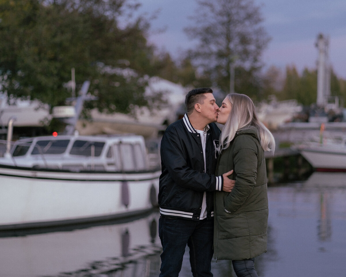Pariskuntakuvaus Lahti, Hollola, Asikkala, Vääksy, Helsinki, Vantaa, Espoo, Porvoo, Loviisa, Fiskars, Tampere, Turku, häävalokuvaaja, häävalokuvaus Lahti, Parikuvaus Lahti, Päijät-Häme, öinen pariskuntakuvaus