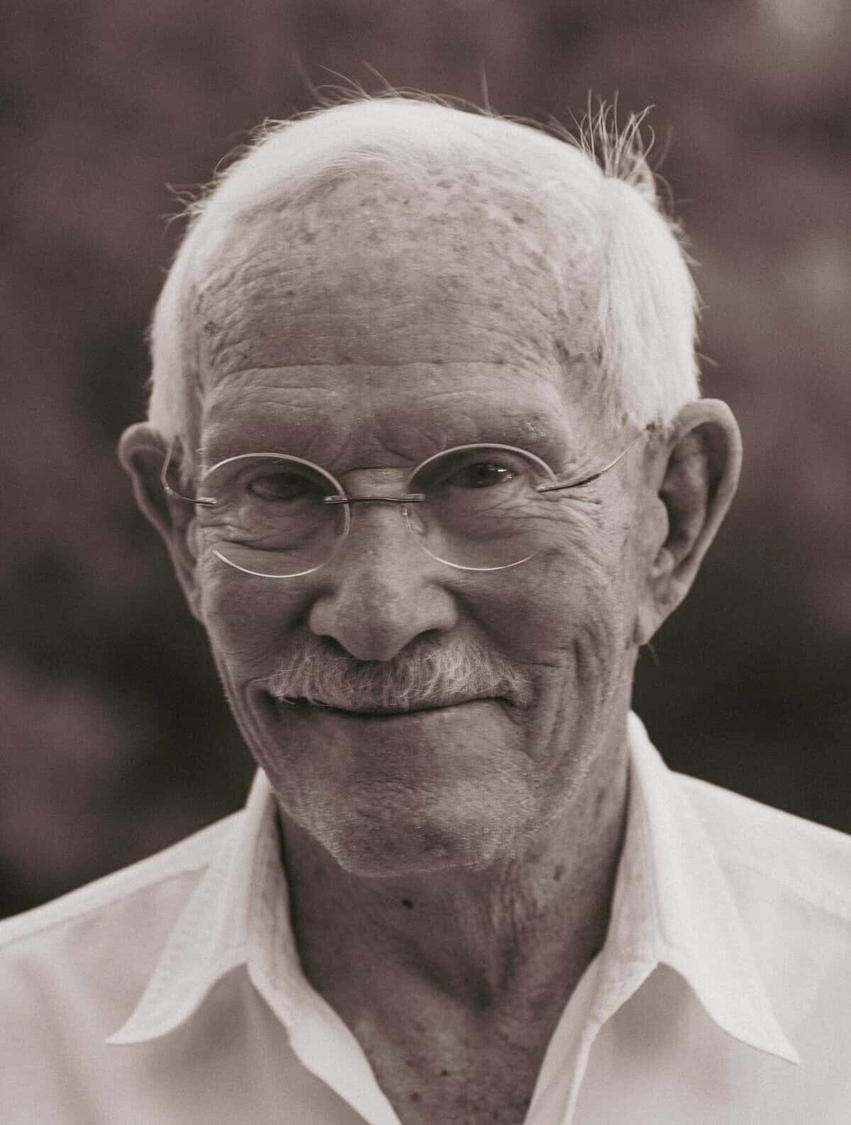 Famous TV star from the 70s and comedian, Tommy Smothers, in a black and white photo smiling