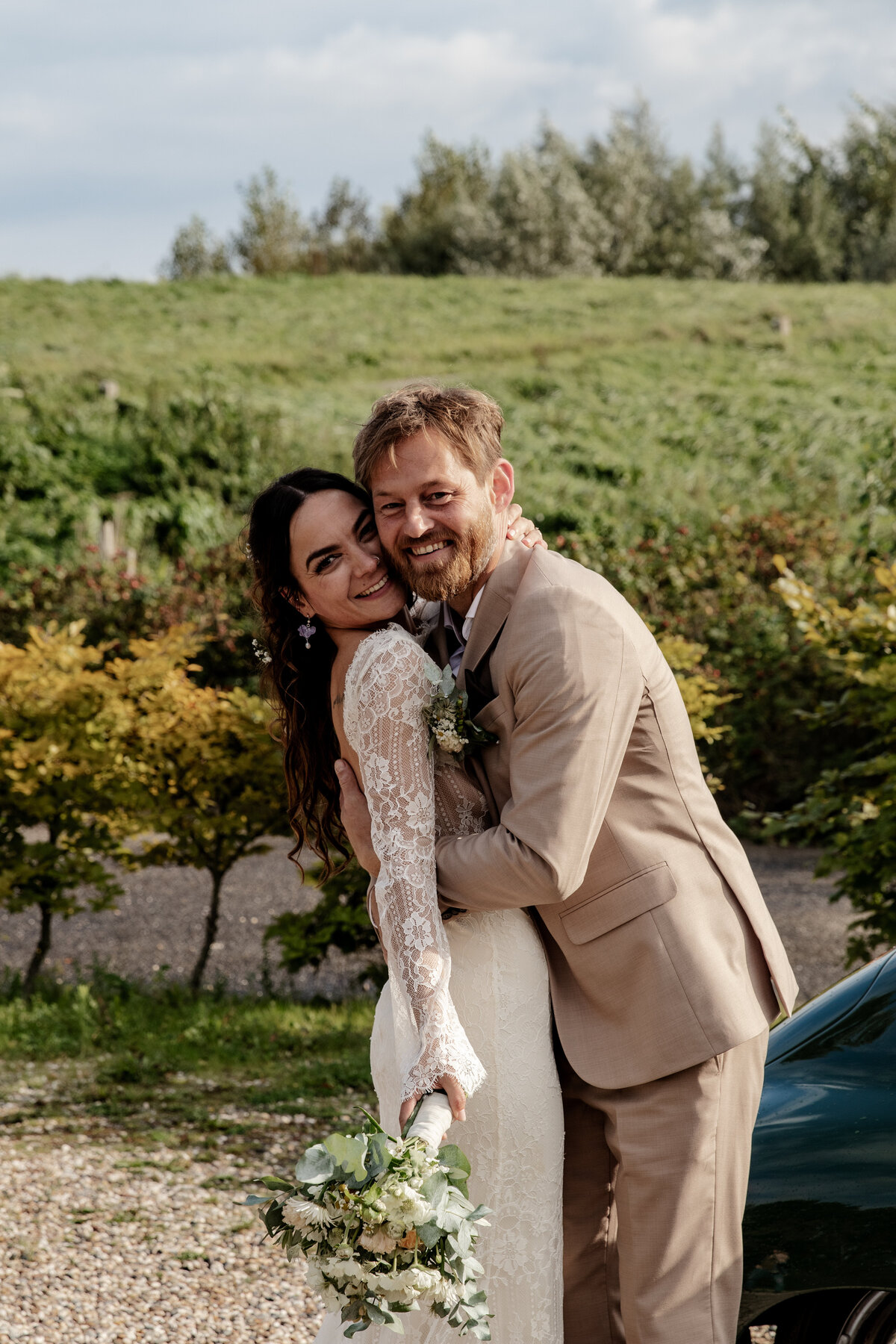 Bruid en bruidegom delen een romantisch moment in het hart van Nijmegen