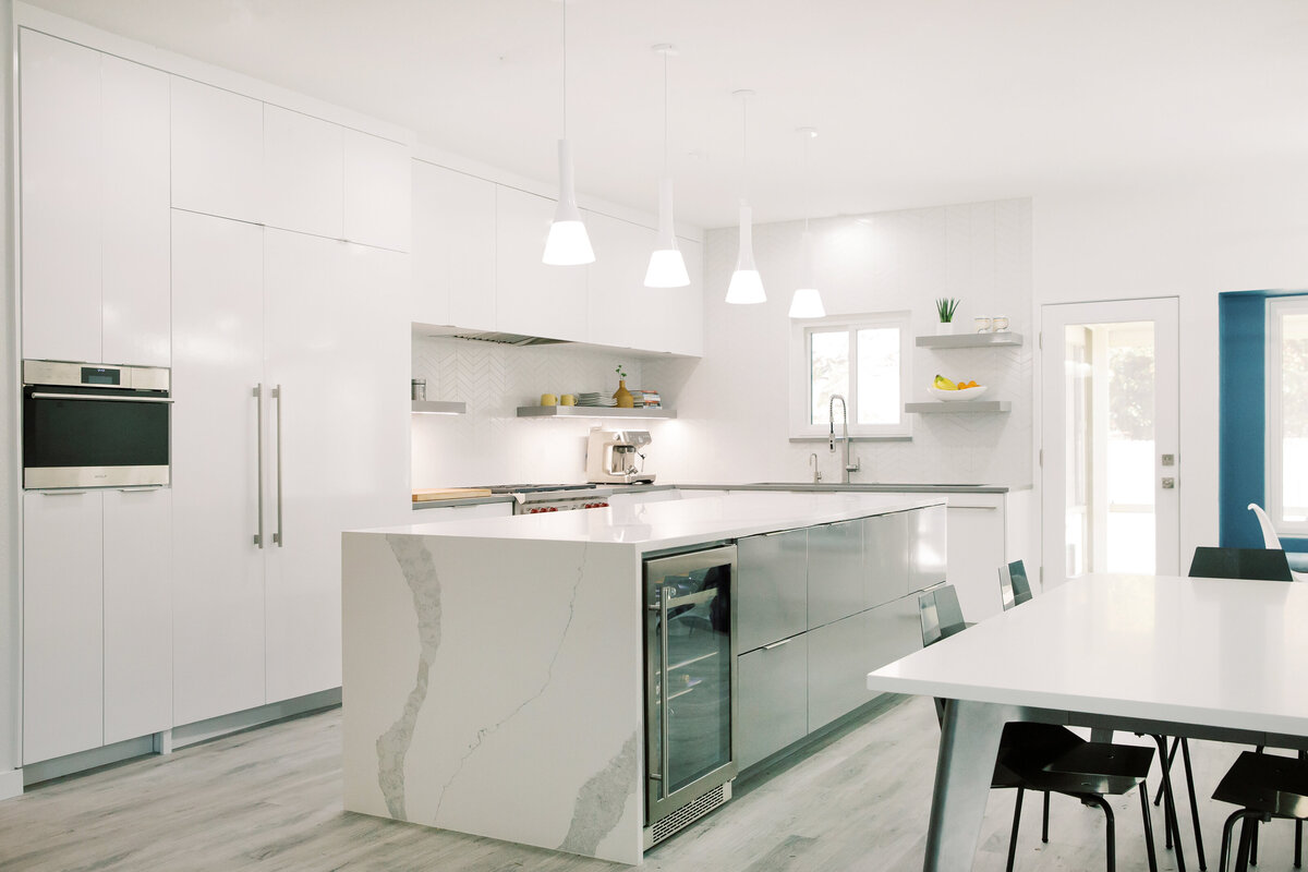 hello-home-sleek-modern-grey-and-white-kitchen-oversized-island-austin-3
