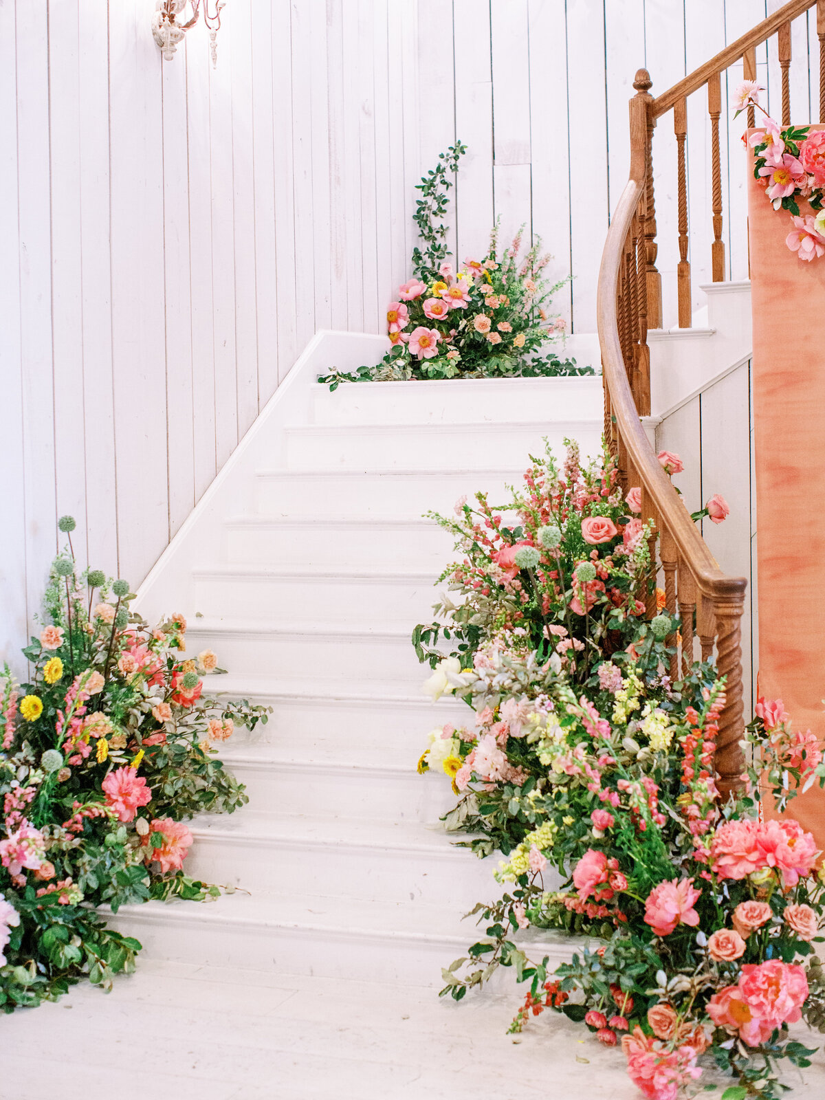 max-owens-design-bright-summer-wedding-12-stairs-flowers