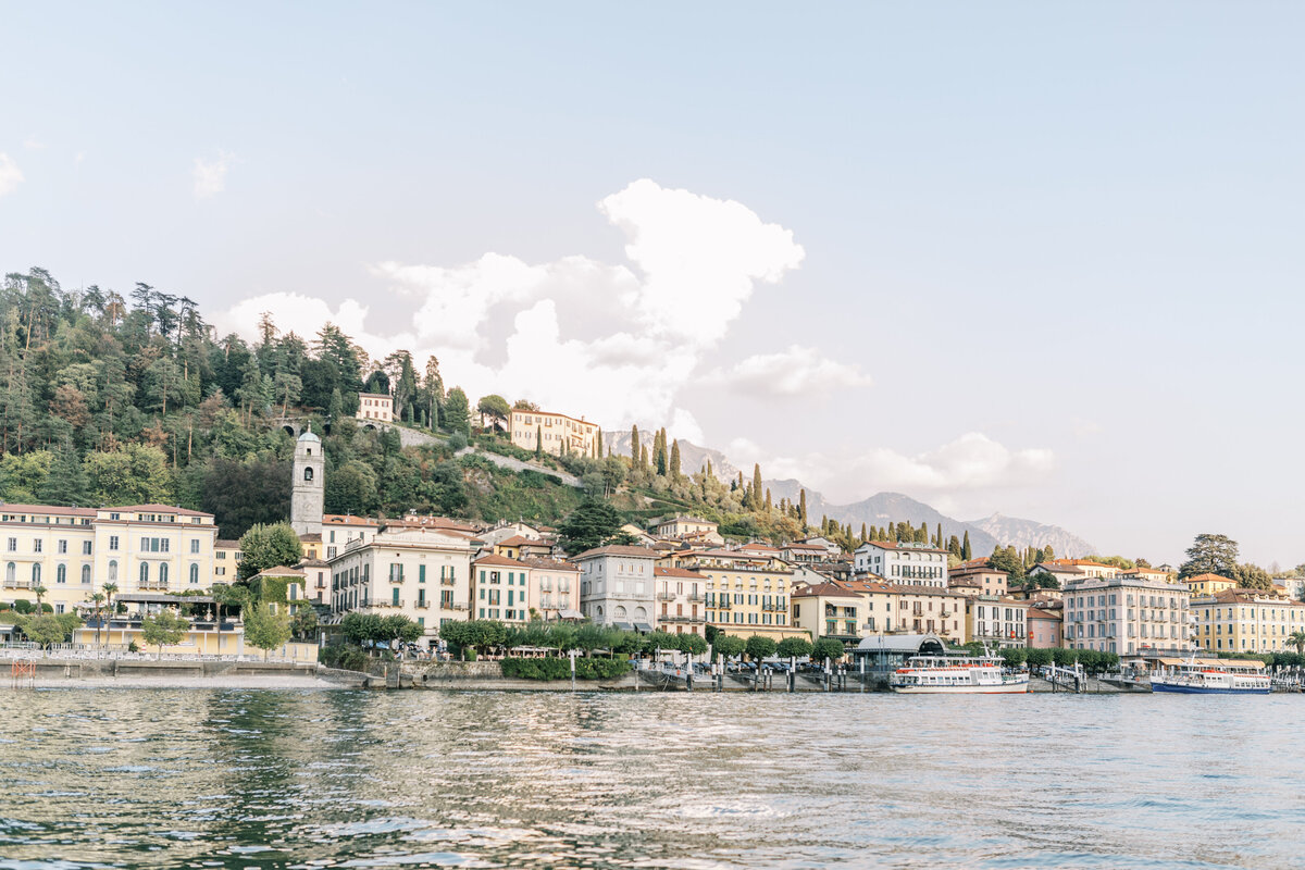 Bellagio i Como sett från Comosjön