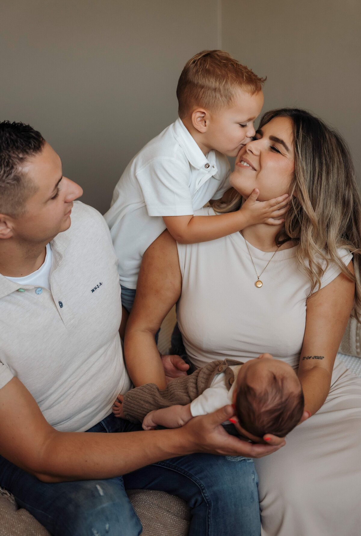 Newborn fotograaf limburg, Newborn fotograaf, Newborn fotograaf haelen, Newborn fotograaf roermond, Newborn fotograaf leudal, Newbornshoot haelen, Newborn shoot leudal, Newborn shoot roermond, Newborn fotografie in de buurt van haelen