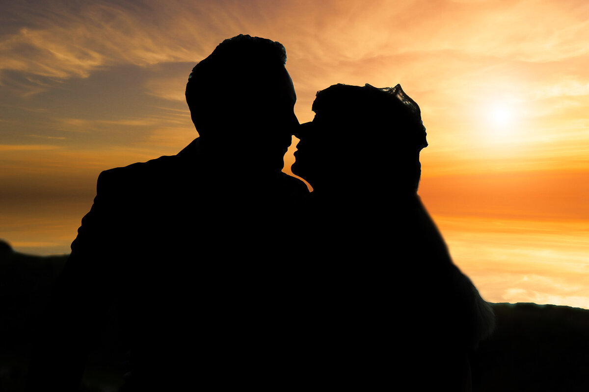 pro-story-photography_bride-and-groom-stillouette-romantic-kiss_whitsand-bay_cornwall-uncropped