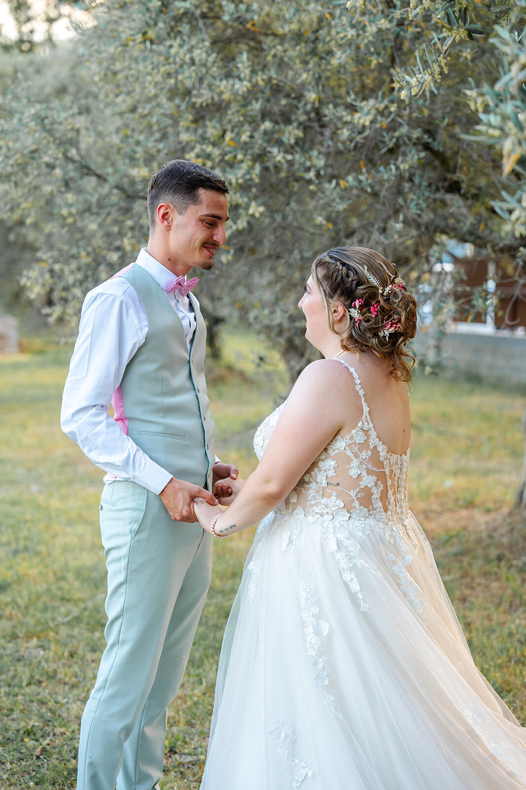 mariage-en-provence-couple-maries-oliviers
