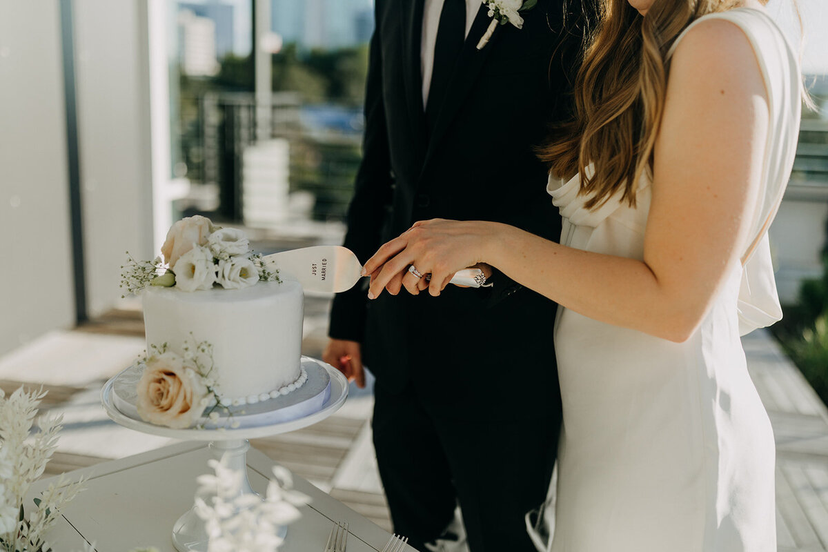 amber-mcwhorter-photo-tampa-elopement-rooftop220-chantilly-chic-planners-6