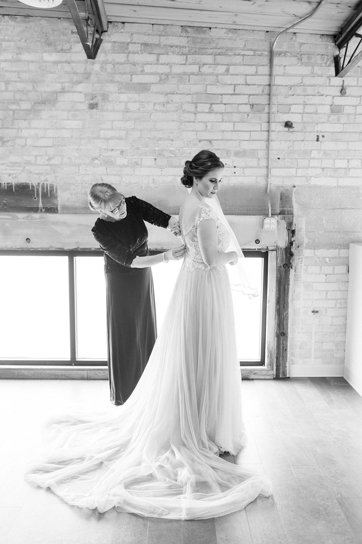 28-Eastern-Wisconsin-Wedding-Photographers-Gather-on-Broadway-Loft-James-Stokes-Photography-