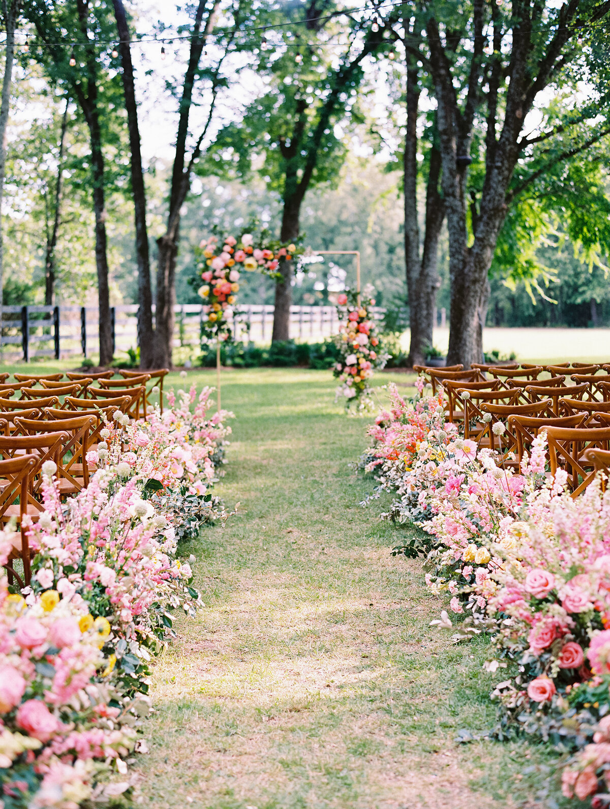 max-owens-design-bright-summer-wedding-07-ceremony-aisle
