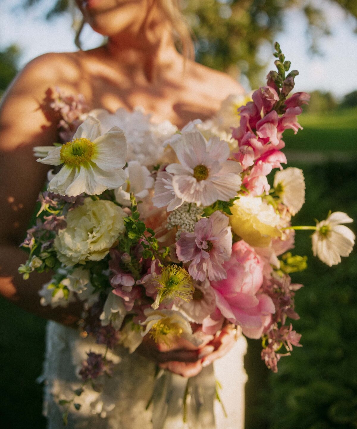 elegant-wedding-bouquet-closeup