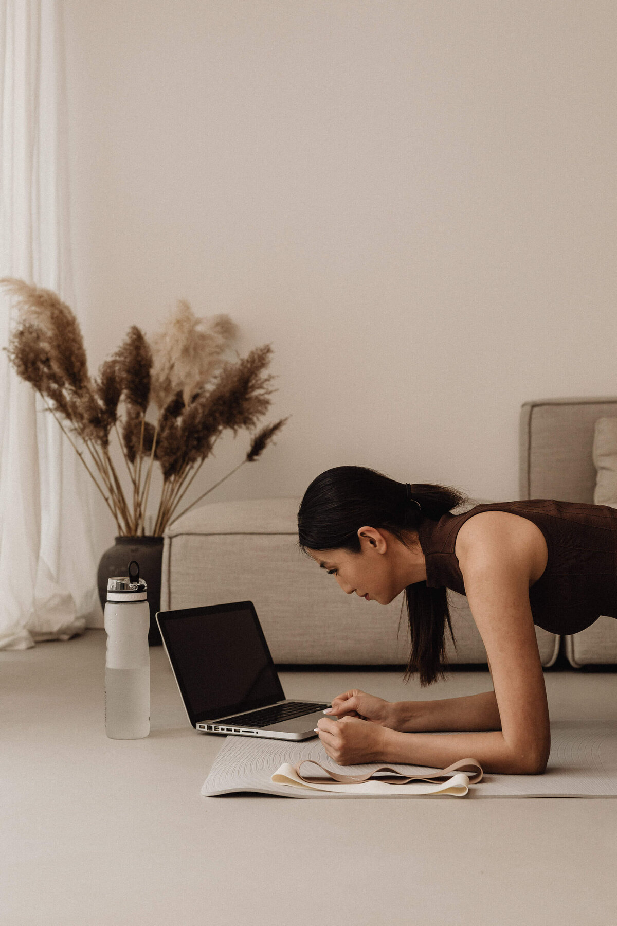 kaboompics_health-and-wellness-yoga-and-exercise-at-home-30969