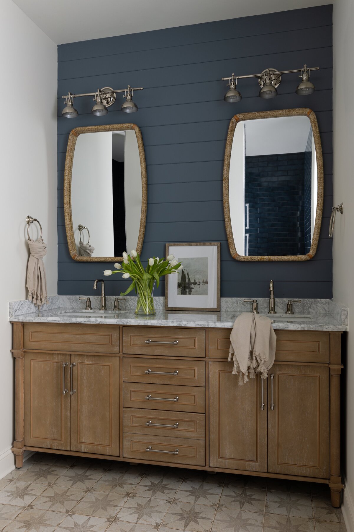 ads_walkinghorse_primarybath_1