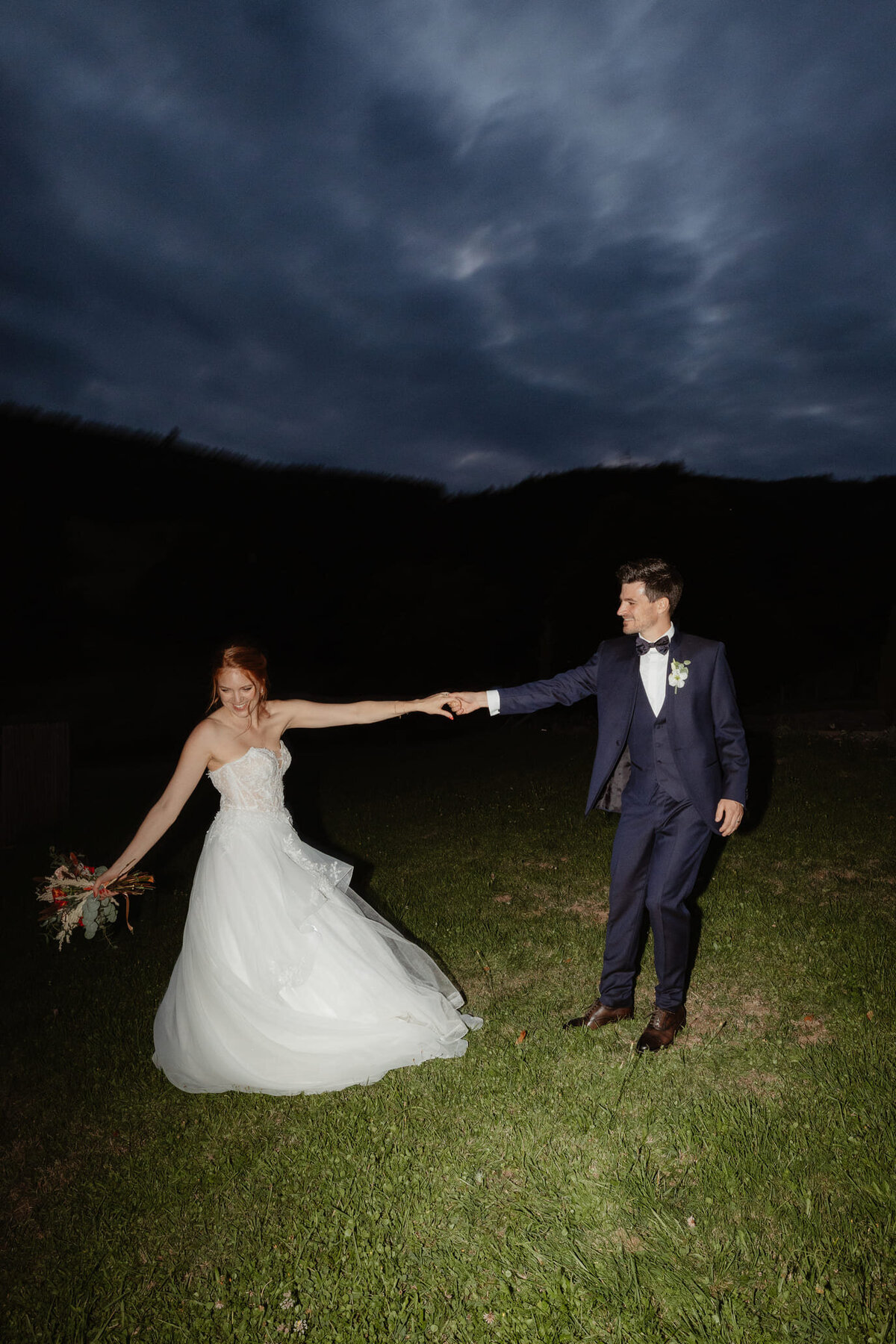Berenice-et-Remy-mariage-couple-exterieur-foret13