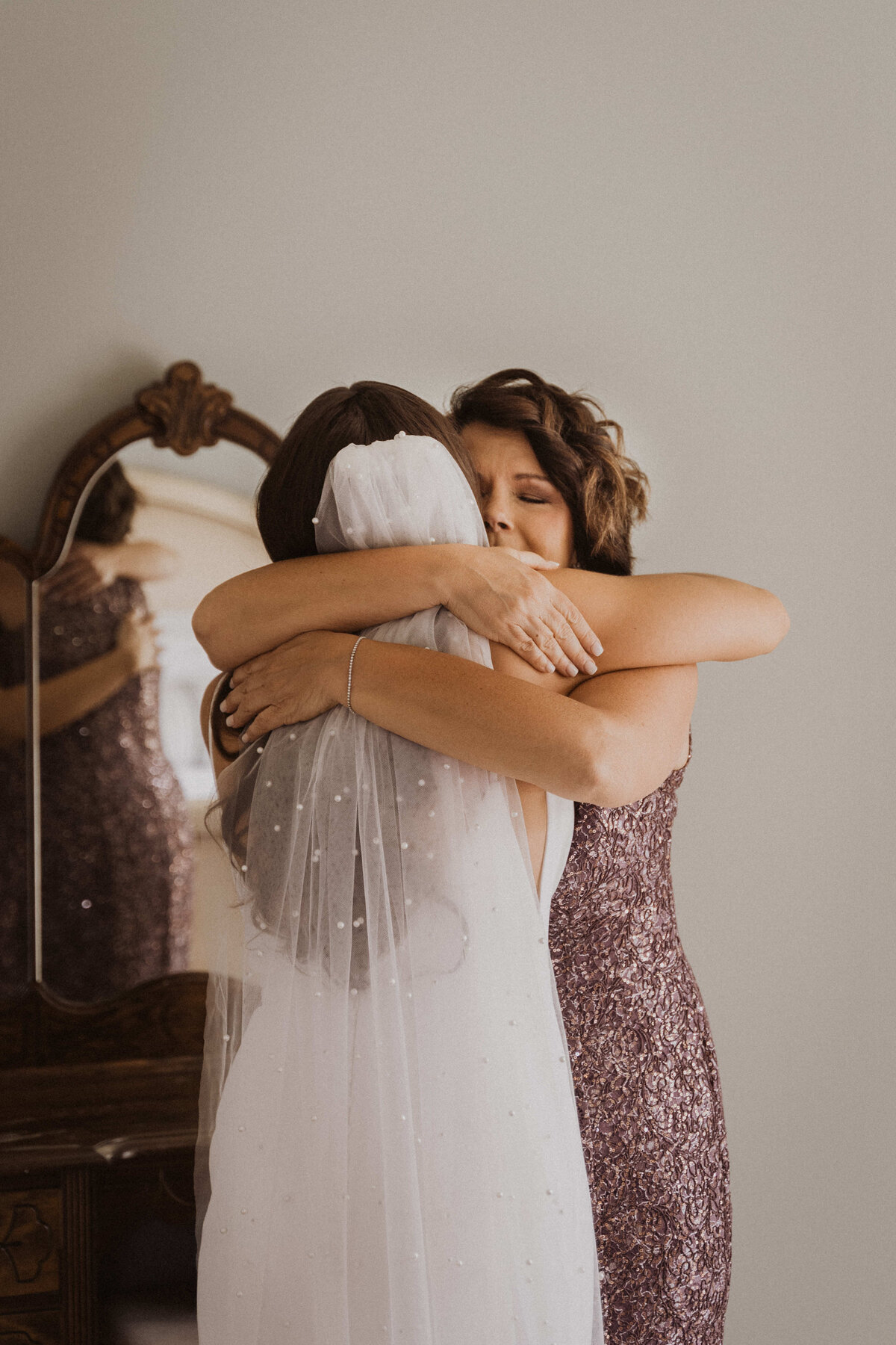 CharlottePhotographer_CorrinRyanGettingREady_ThinSpaces-50