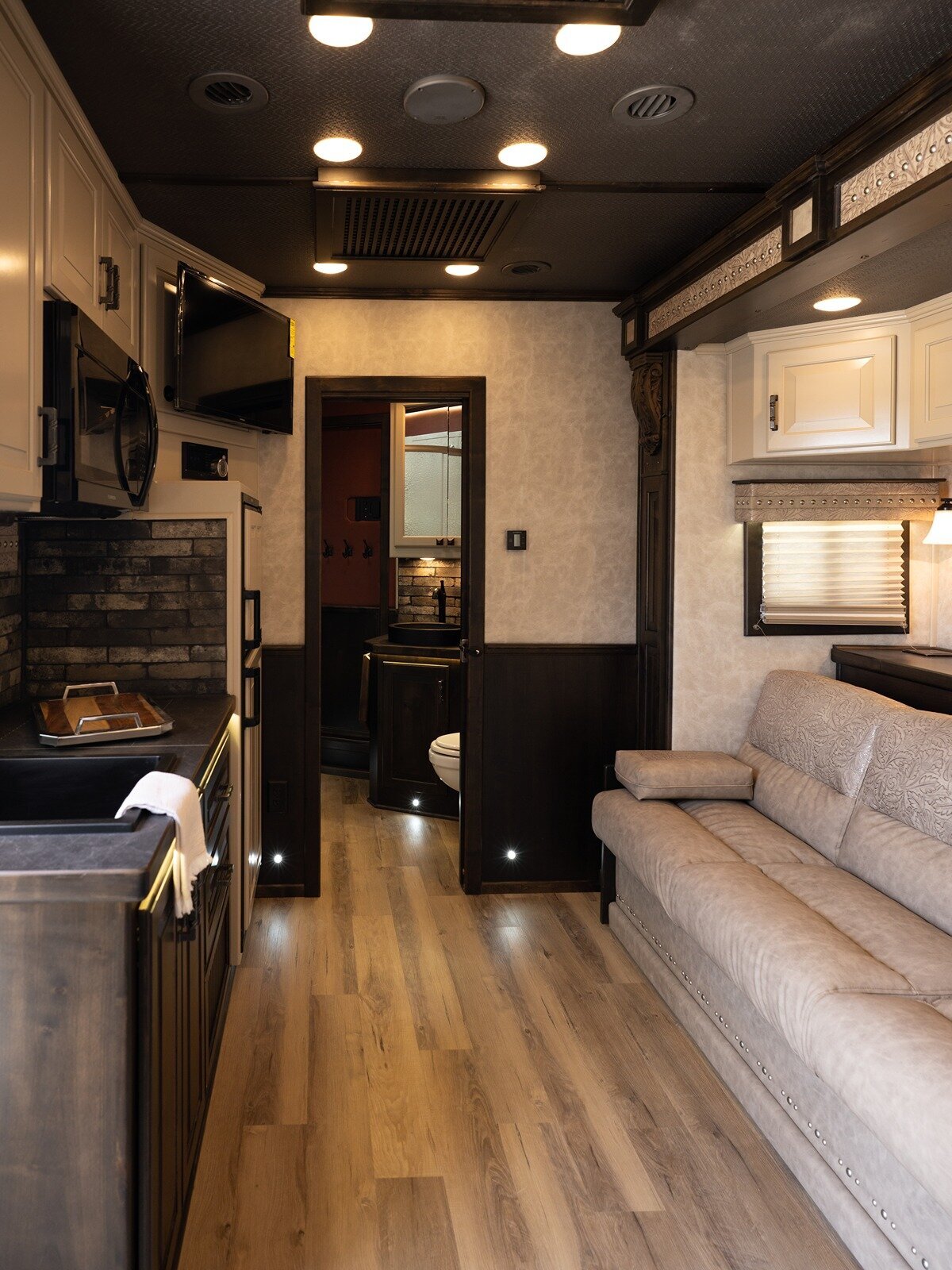 bloomer-trailer-interior-missouri-21