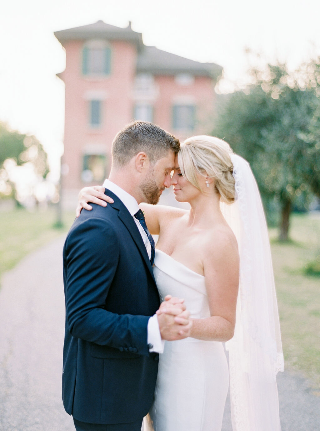 best-italy-wedding-photographer-soft-airy-lake-como-garda-mike-hannah-previews-16