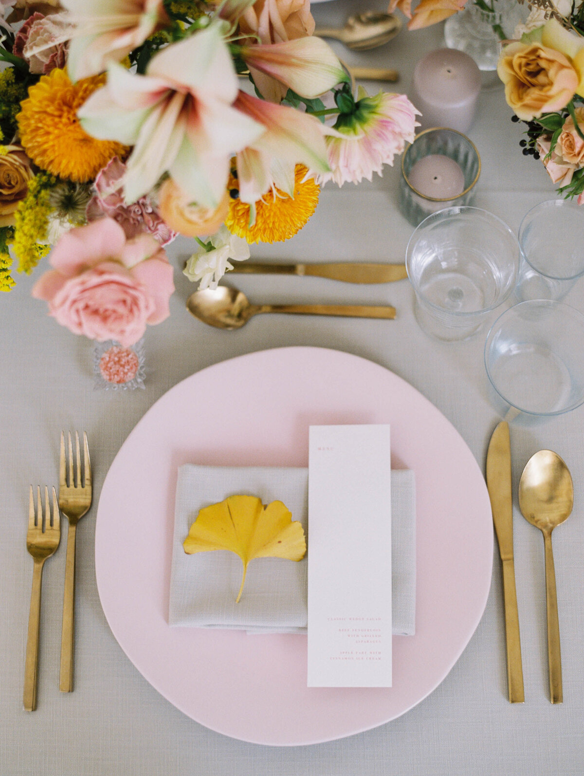 max-owens-design-yellow-wedding-flowers-08-place-setting-gingko