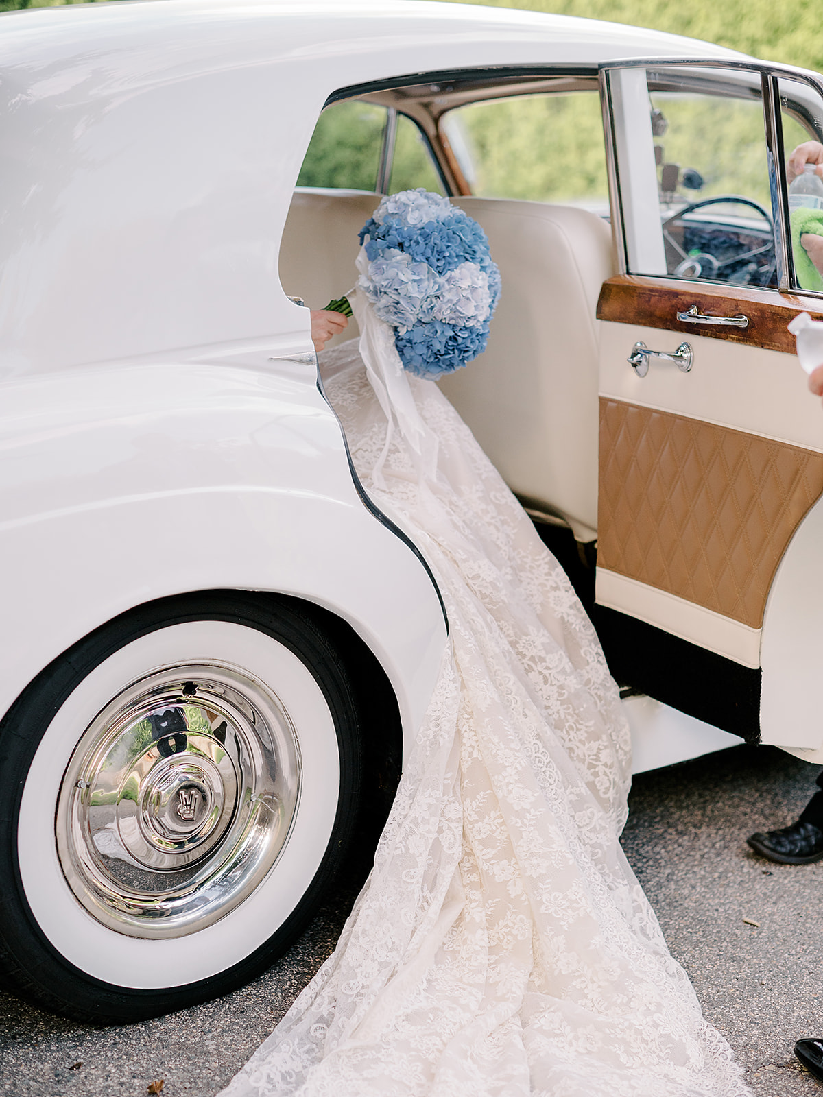 leila-james-events-newport-ri-wedding-planning-vintage-car-bride-endtrance-hydrangea-bouquet