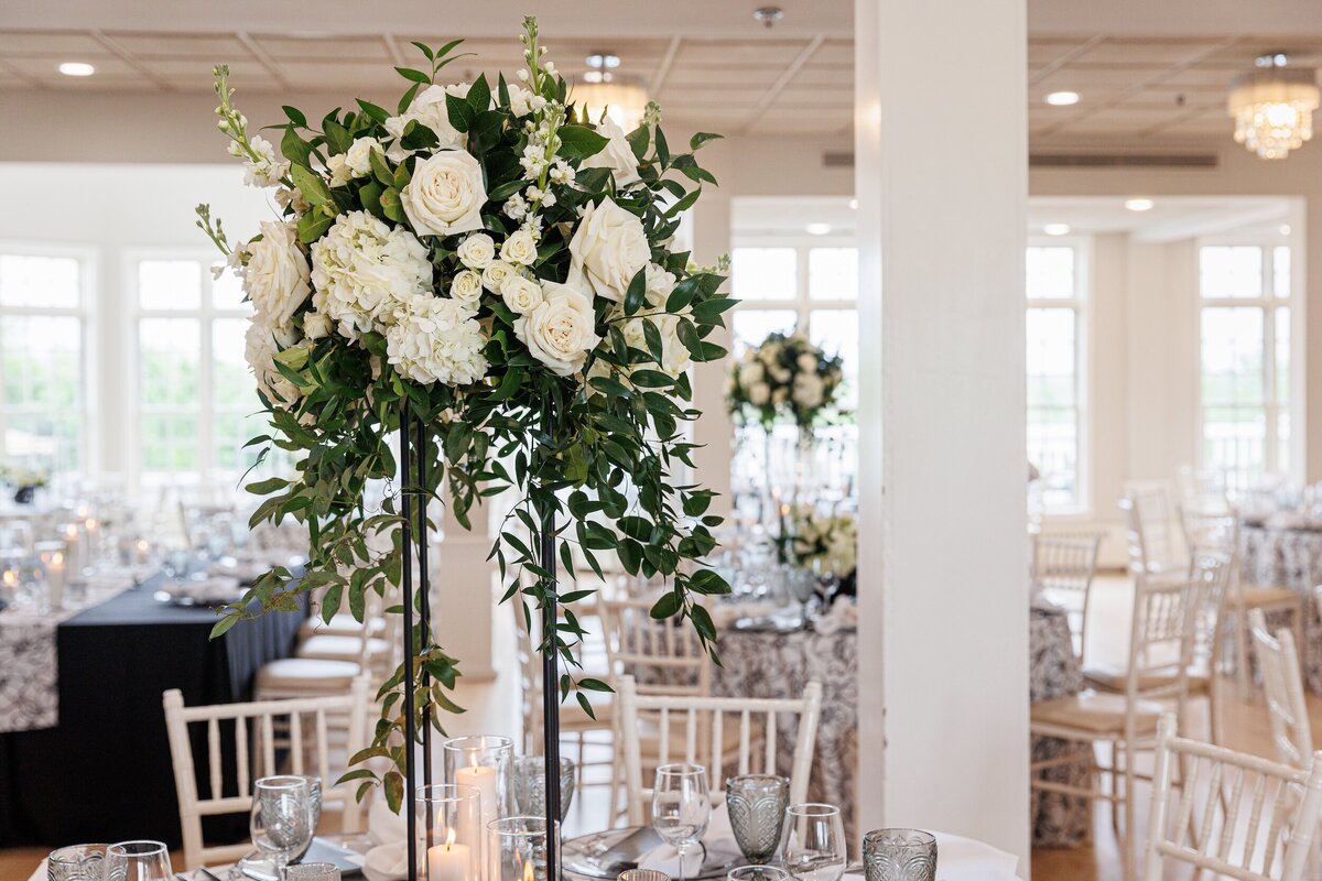 wedding-centerpiece-at-springfield-country-club-ma
