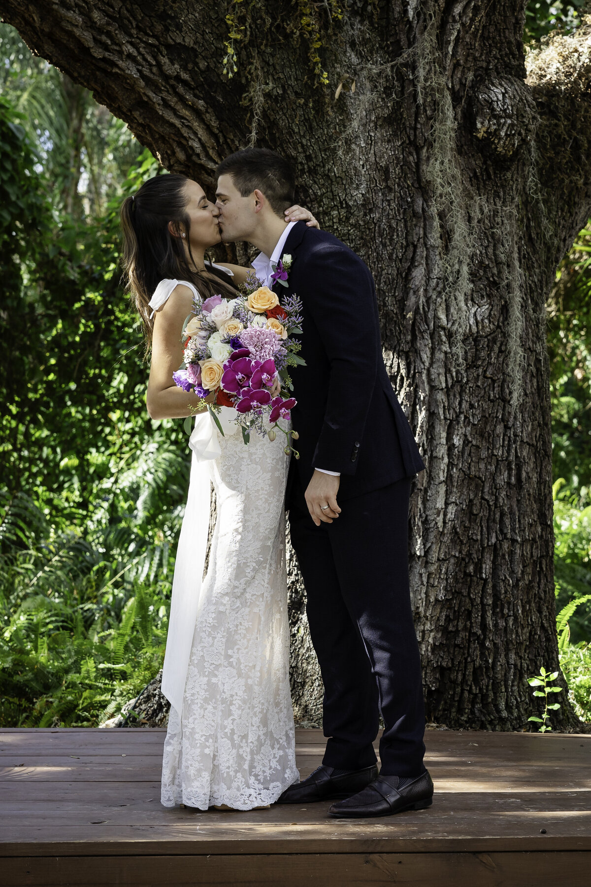 0127-cara-dehart-lewis-photography-del-favero-oasis-tampa-elopement-in-florida-chantilly-chic-celebrations