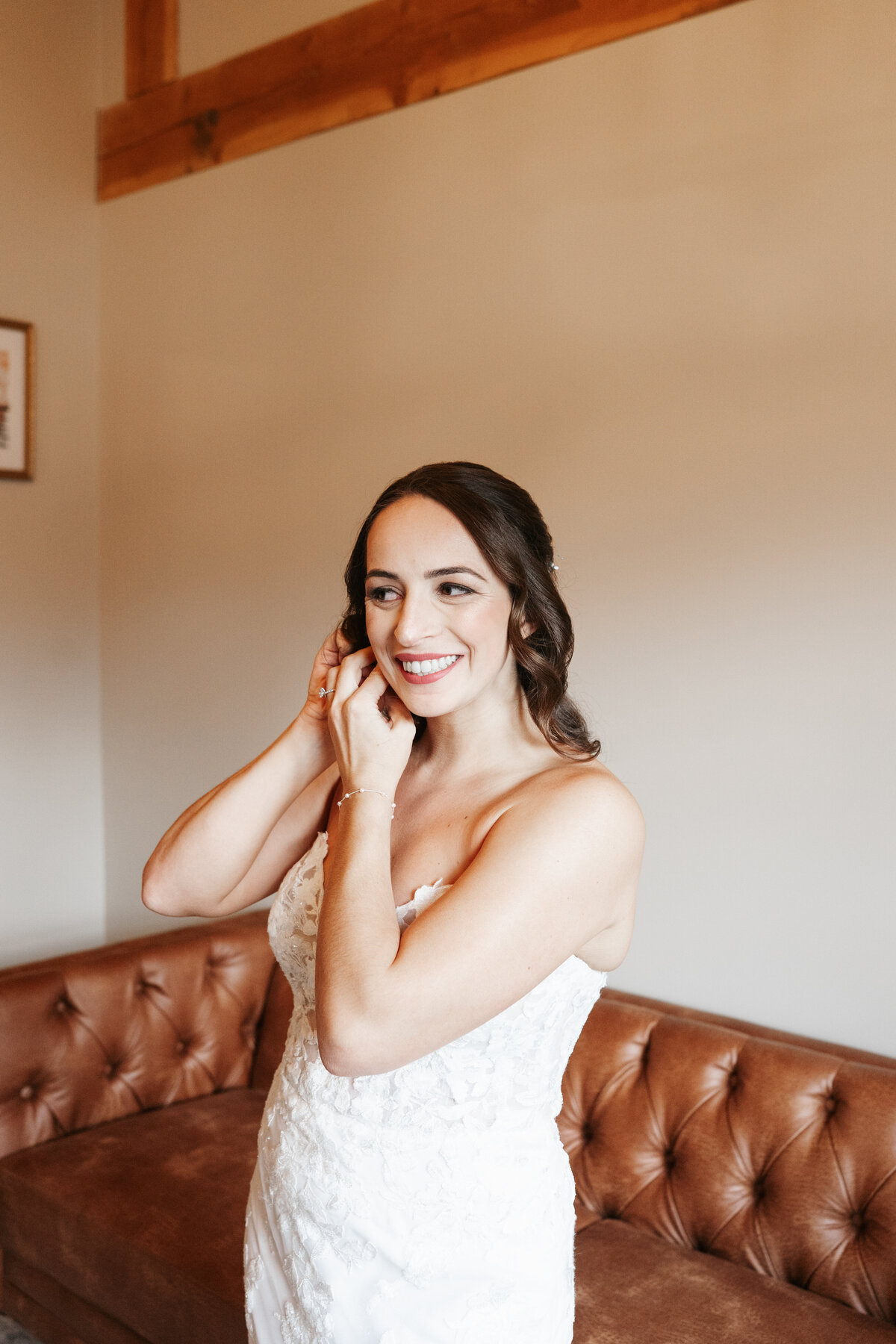 Bride getting ready with her bridesmaids on the morning of her wedding