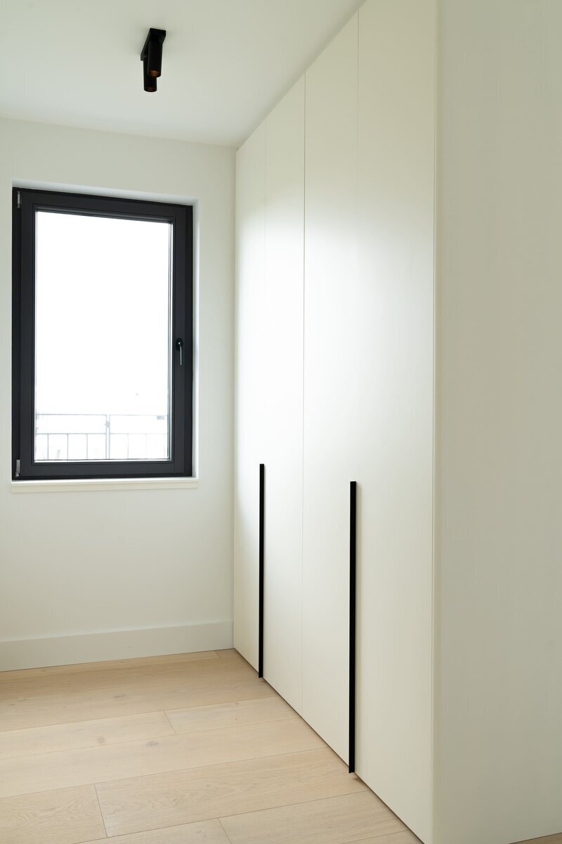 Von-Dach-bis-Keller-Kleiderschrank-mit-schwarzen-Griffleisten