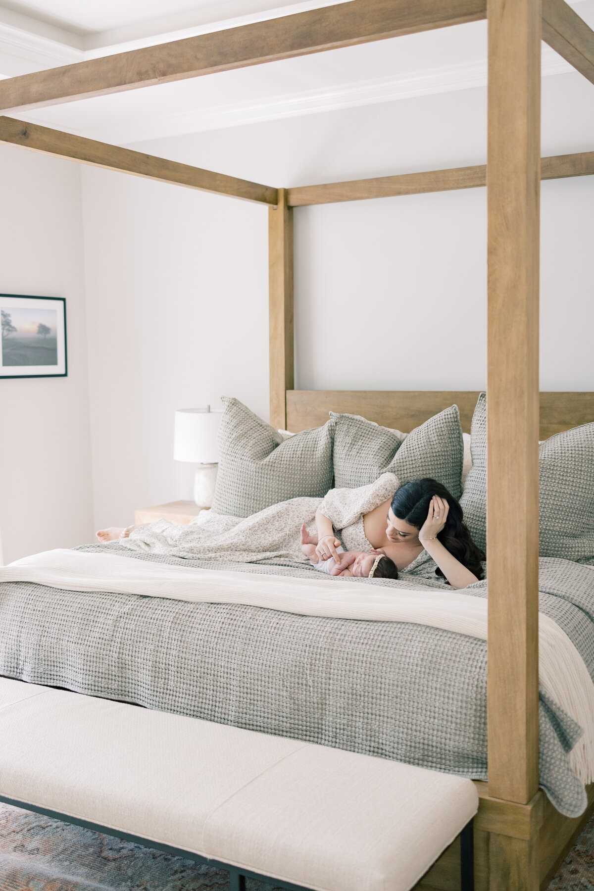 Cozy lifestyle newborn session with parents cuddling baby – Charlotte newborn photographer