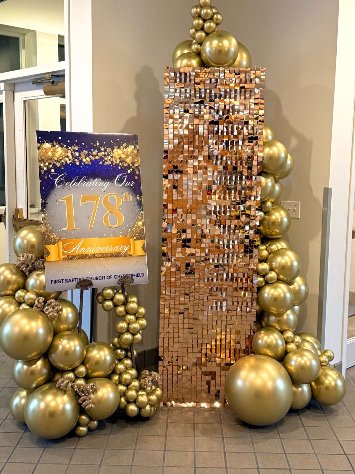 balloons and event design in STL - gold, luxurious