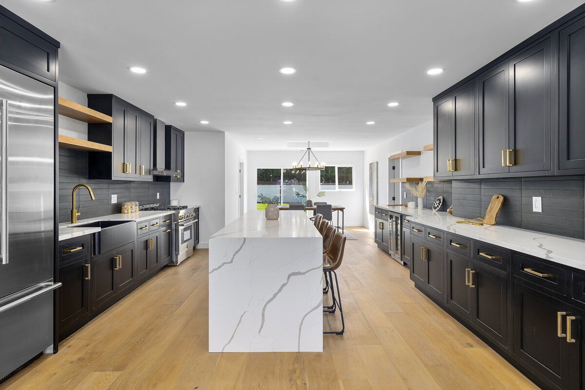 luxury-black-kitchen-marble-island-aw-development