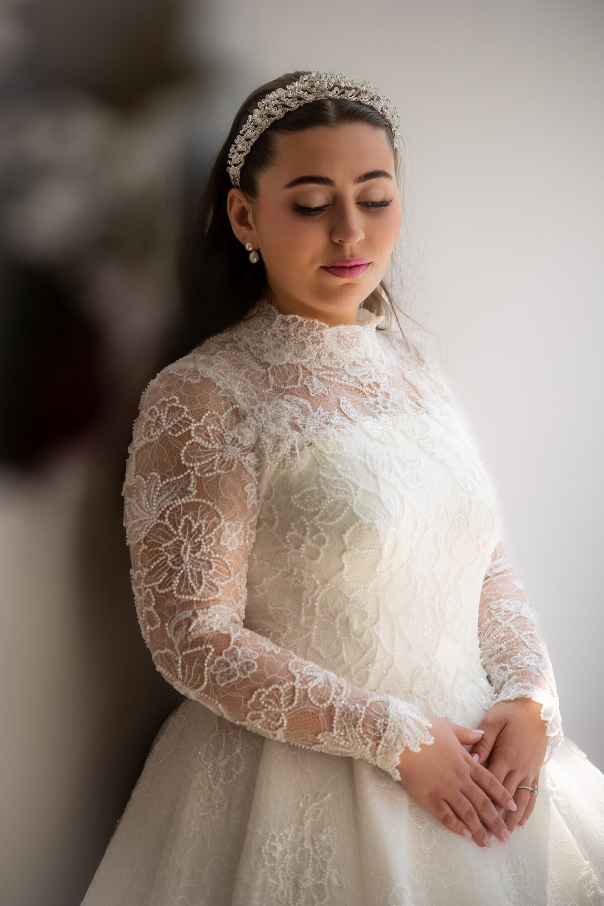 Portrait de jeune mariée pensive - robe de dentelle et diadème - Photographe de Mariage Montréal
