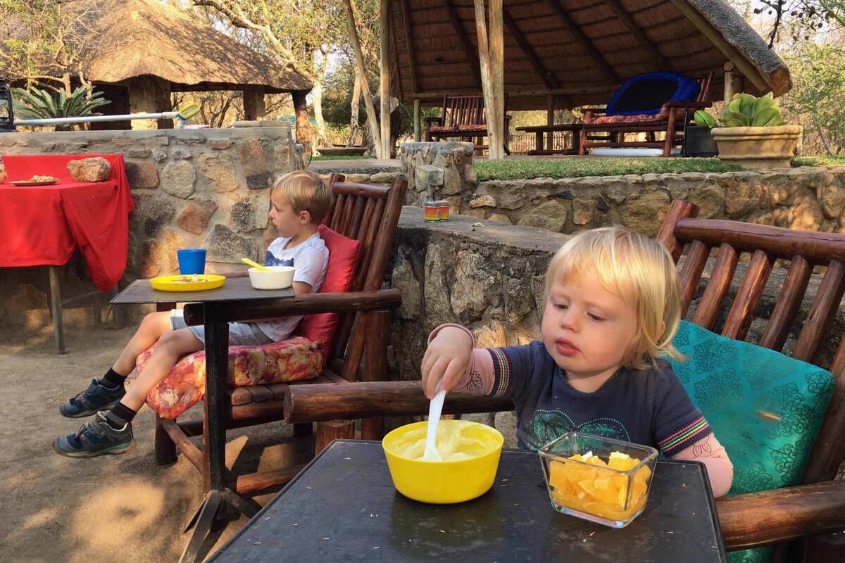 Rondreis-Zuid-Afrika-met-kinderen-ontbijt-hasekamp-2048x1365