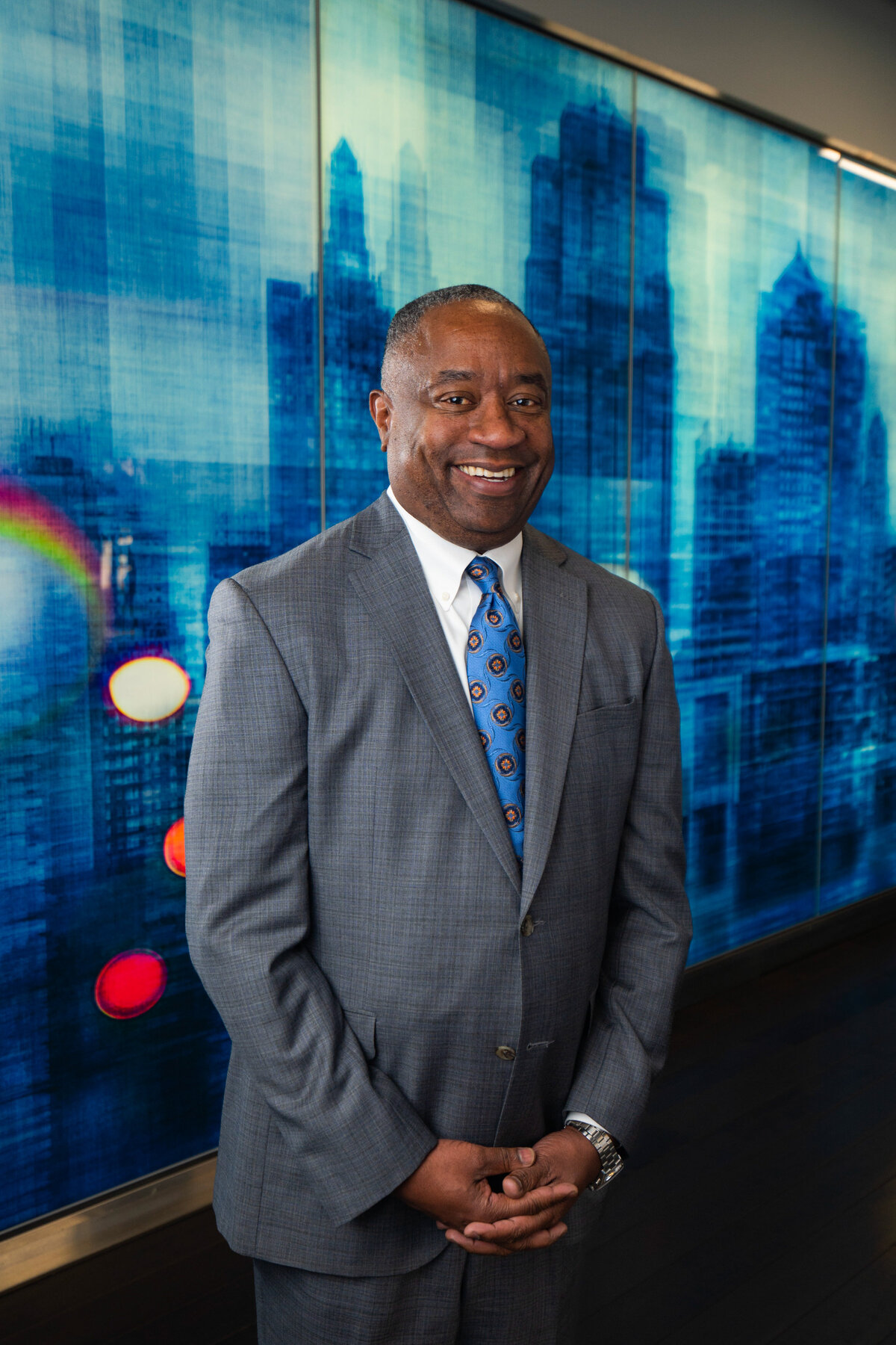 kansas-city-headshot_enviromental-portrait-photography-0106-man-in-grey-suit-headshot