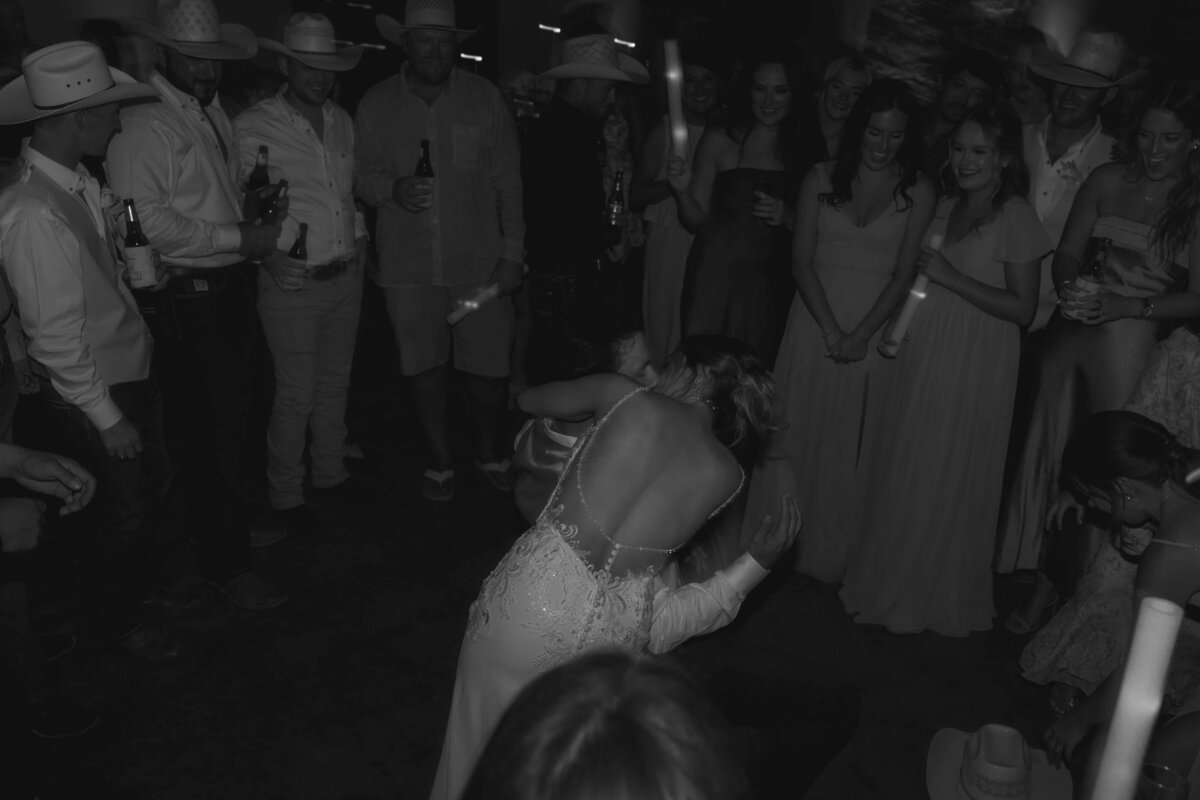 Dakota&Hope'sSneakPeeks-courtneyagaryphotography-60