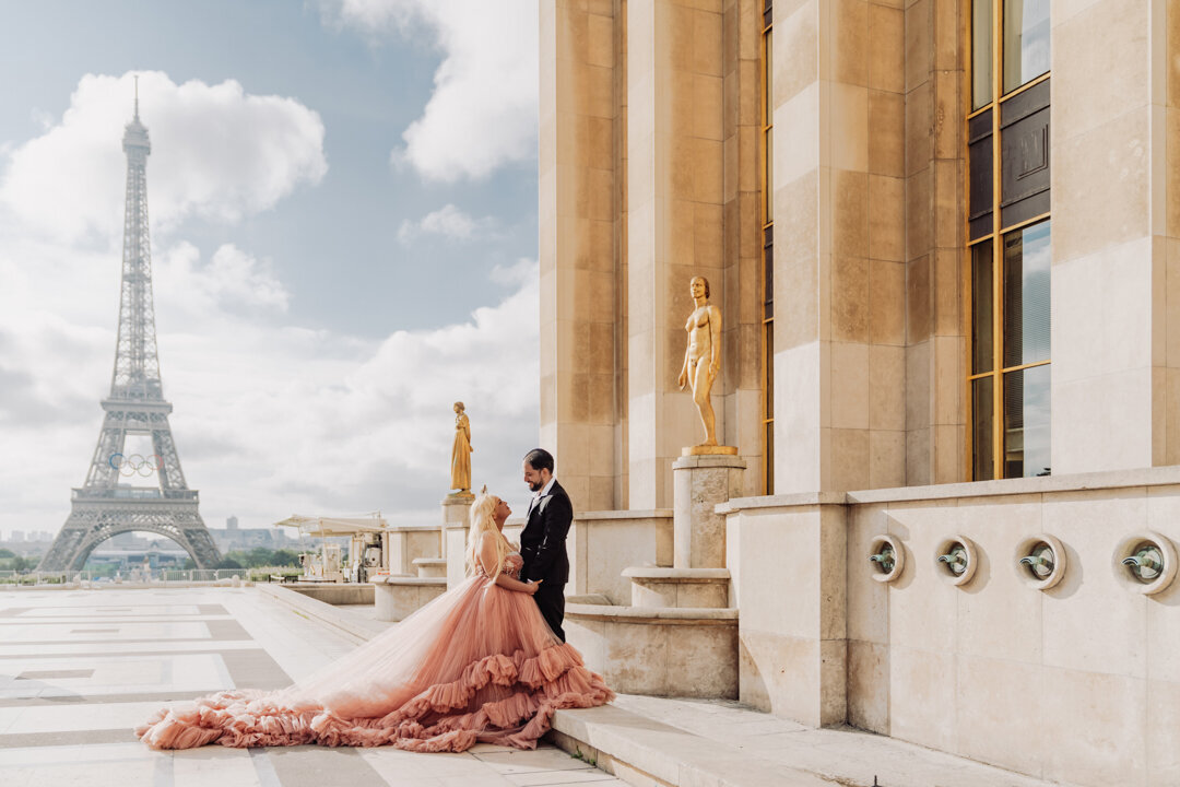 Sunrise Trocadero couple photos Paris, pink princess gown, morning light photography, Eiffel Tower background