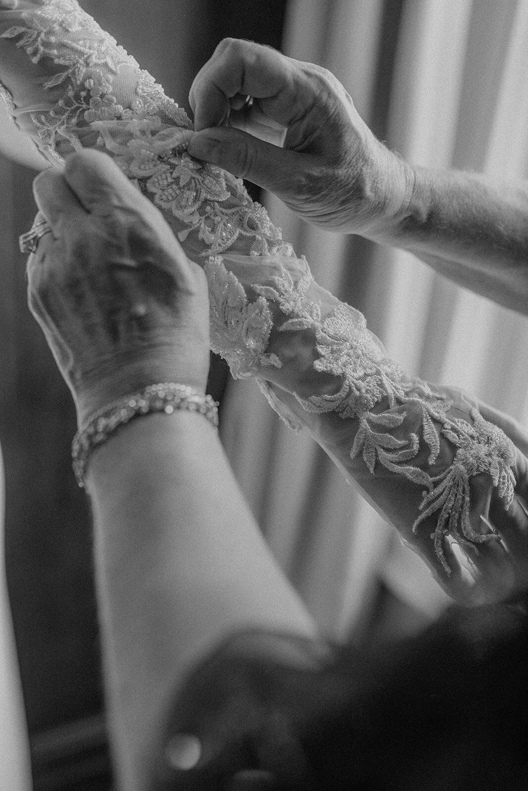 a-niagara-on-the-lake-124-on-queen-wedding-bride-bridesmaids-getting-ready-15