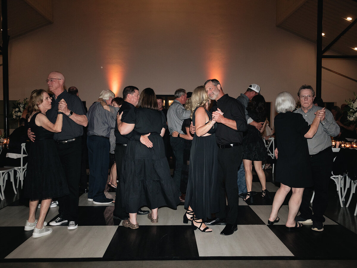 2025-10-11_DykesWeddingPreviews_MollyMurphyPhotography-136