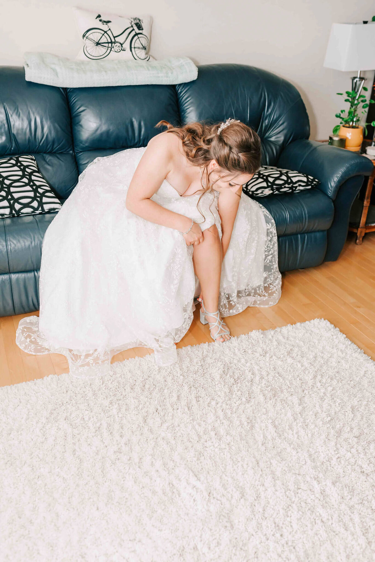 Bride puts on her shoes. 