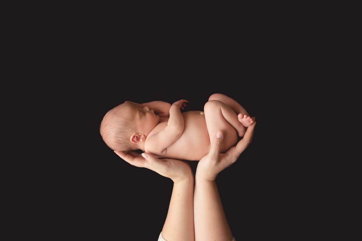 newborn-baby-posing-on-black-background