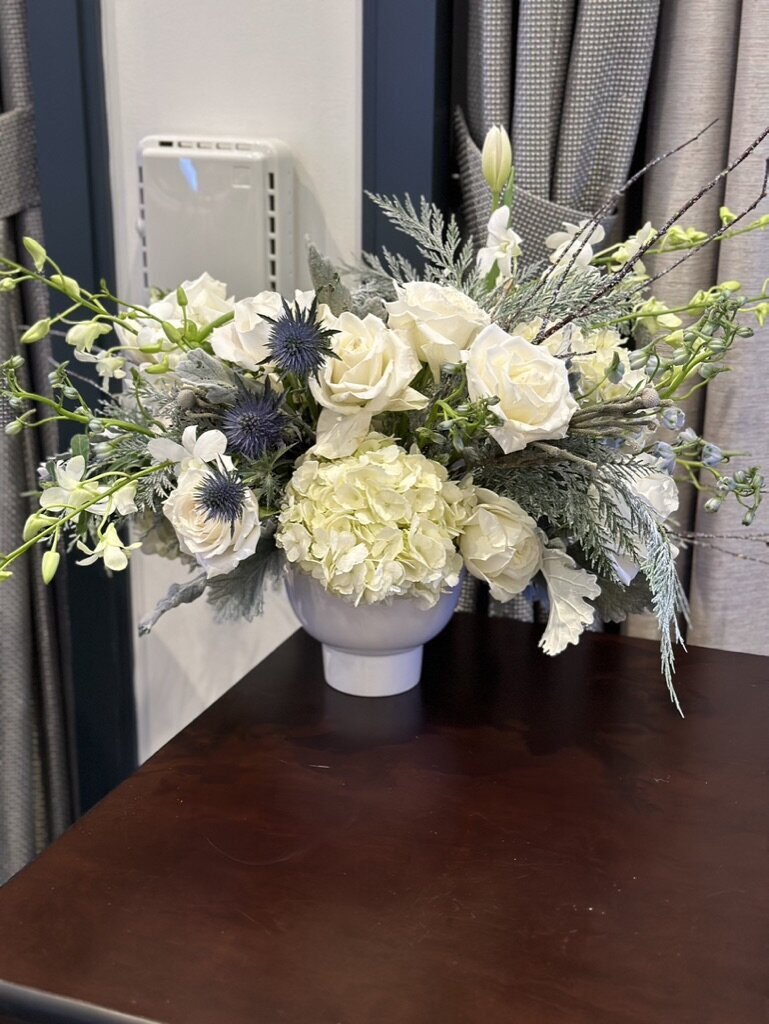 white flowers, silver accents, white flowers, bar arrangement