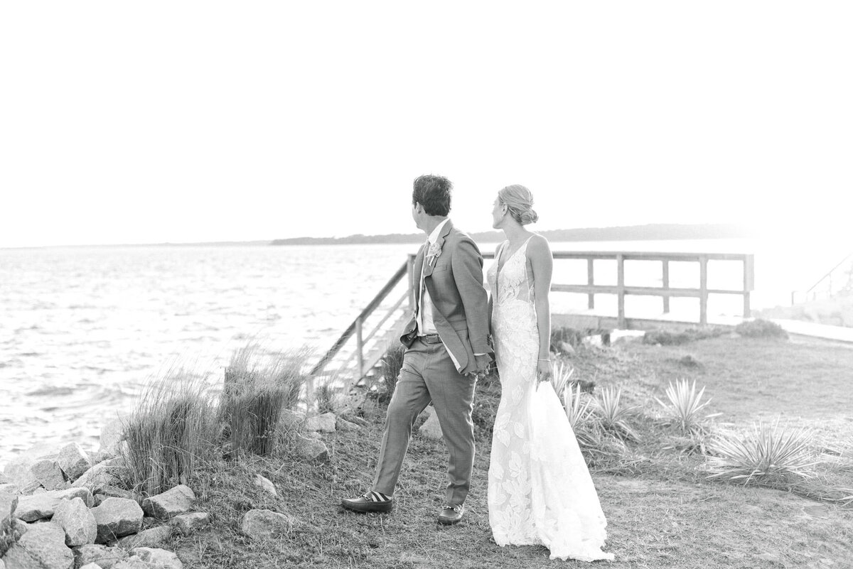 Bride + groom overlooking the ocean in Kiawah