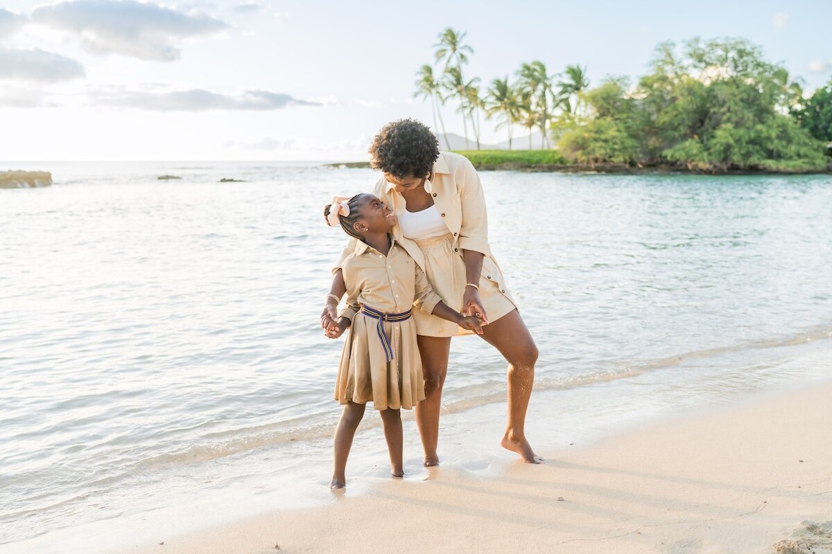 Oahu family photo of mother and daughter near Waikiki