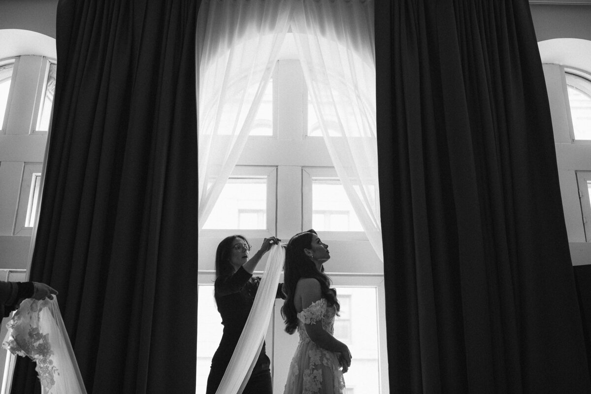 bride-veil-hotel-place-darmes-raphaelle-granger-montreal-toronto-luxury-wedding-photographer