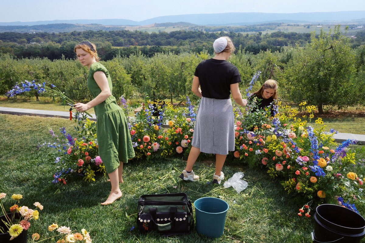 wedding-vendors-setting-up-florals