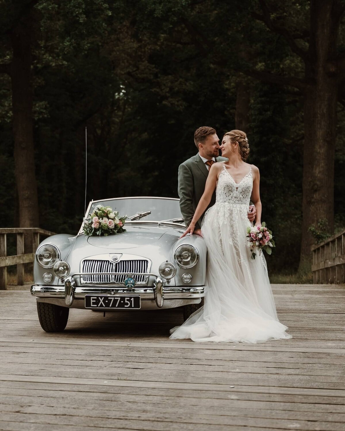 bruidspaar voor trouwauto door fotograaf Eline Hemelt