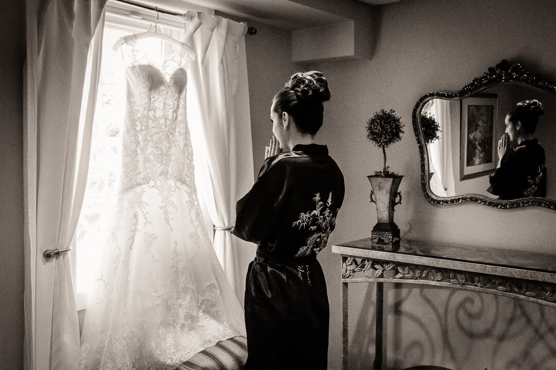 Bride getting ready in luxury NJ hotel room before wedding – photo by Alex Kaplan Weddings
