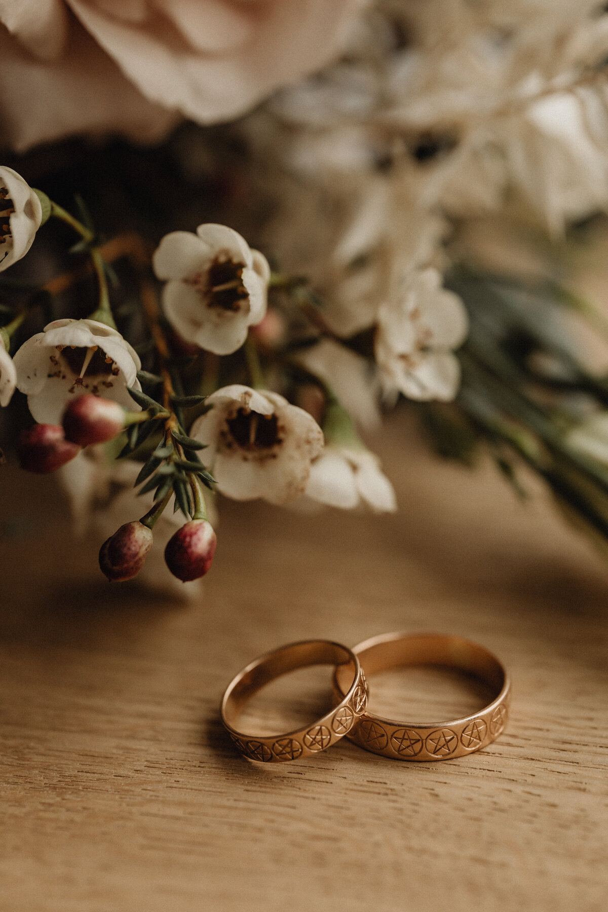 kaboompics_wedding-rings-flowers-31924