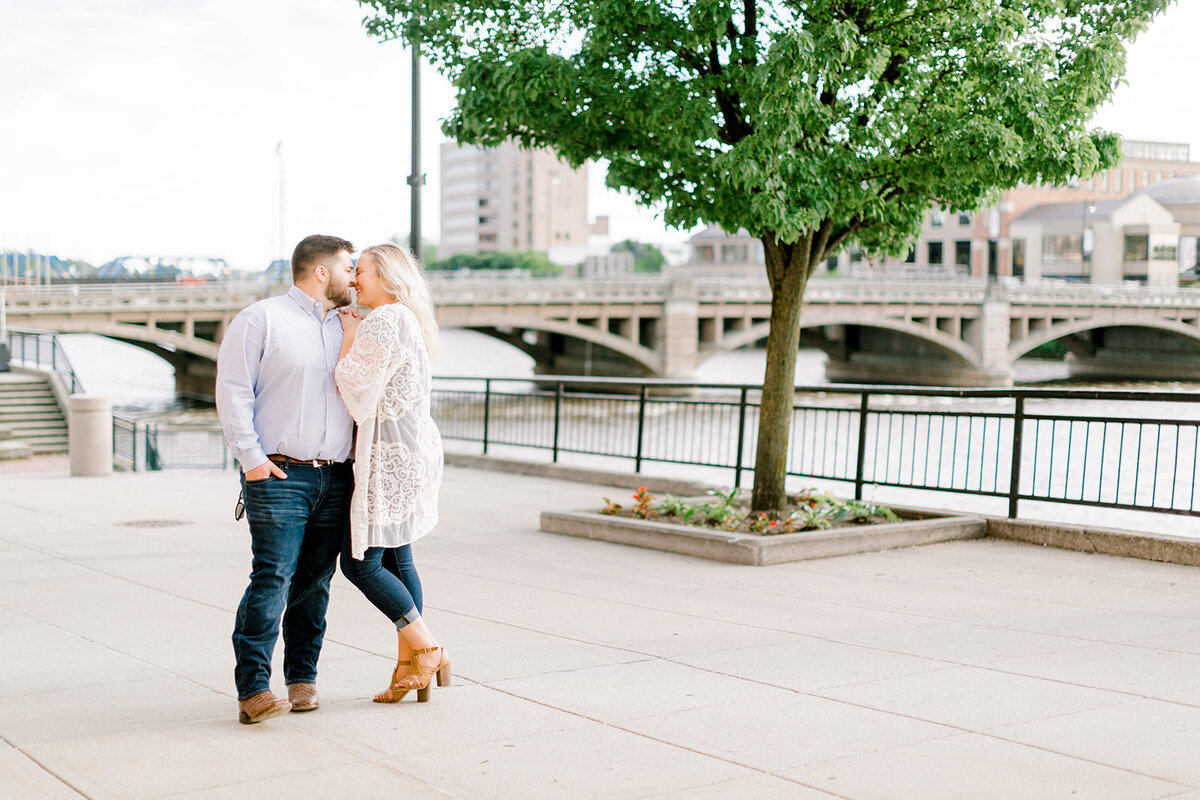 downtown-grand-rapids-michigan-engagement-photographer-13038